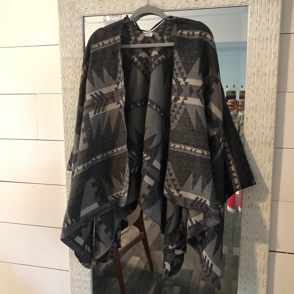 🎉5 for $25 sale🎉 flattering warm poncho